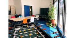 Dieses Bild zeigt den offenen Gruppenraum in Traunstein. Ausgestattet mit einer Einbauküche, einer Tischtennisplatte, einem Kicker und vielen weiteren Accessoires.