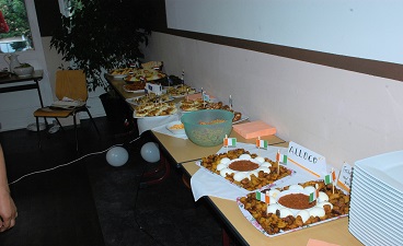 Auf dem Bild wird das interkulturelle Essen dargestellt