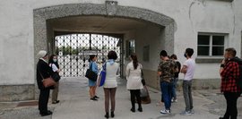 In diesem Bild sieht man die Teilnehmer von W³ bei einer Führung durch das KZ Dachau.