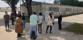 In diesem Bild sieht man die Teilnehmer von W³ bei einer Führung durch das KZ Dachau.