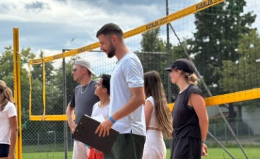 Teilnehmende bei der Siegerehrung des Volleyballturniers im Rahmen des W³ Sommerprogramms 2025.