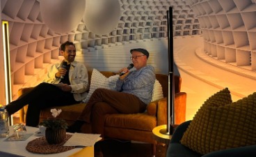 Hans Well sitzt mit Moderator Tayfun Samli auf dem W³ Kanapee und spricht über Heimat, Zusammenhalt und gesellschaftliches Engagement. Hans Well sitzt mit Moderator Tayfun Samli auf dem W³ Kanapee.