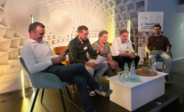 Auf dem W³ 2.0 Kanapee sitzen gemeinsam mit Ludwig Hartmann (Vizepräsident des Bayerischen Lanstags) und Tayfun Samli (Moderator und Projektleiter W³ 2.0), Alois Loferer (Erster Bürgermeister des Marktes Bad Endorf), Alexandra Burgmaier (stellv. Landrätin des Landkreises Rosenheim) sowie Ahmet Aydin.