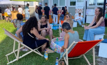 Zukunftsdialog 2026 – Gruppe von Besucherinnen sitzt zusammen und unterhält sich. 